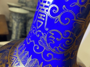 Un vase de forme bouteille en porcelaine de Chine bleu poudr&eacute; et dor&eacute;, marque de Kangxi, 19/20&egrave;me